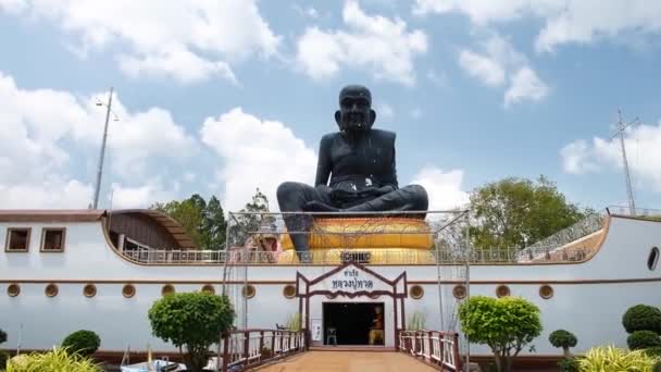 KO SAMUI, THAILAND - 26 Şubat 2020: Wat Bo Phuttharam 'da dua eden keşiş Luang Phor Thuad' ın heykeli, koh Samui, Tayland — Stok video