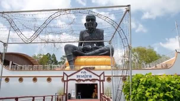 KO SAMUI, THAÏLANDE - 26 FÉVRIER 2020 : Statue du moine en prière Luang Phor Thuad à Wat Bo Phuttharam, Koh Samui, Thaïlande au pittoresque parc vert — Video