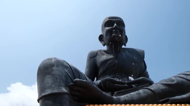 KO SAMUI, THAILAND - FEBRUARY 26, 2020: Statue of praying monk Luang Phor Thuad at Wat Bo Phuttharam, koh Samui, Thailand at picturesque green park — Stock Video