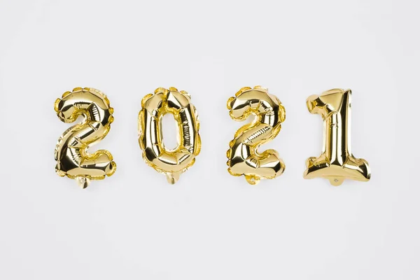 Feliz Año Nuevo 2021 celebración. Globos dorados numeral 2020 sobre fondo blanco —  Fotos de Stock