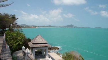 Samui 'ye Lad Koh bakış açısı. Güçlü dalgalar ve deniz köpüğüyle kayalık bir sahilde kırılma sesleri. Mavi gök mavisi deniz suyu, deniz kıyısı, taş kıyısı