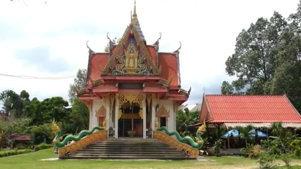 KO SAMUI, THAILAND - FEBRUARY 26, 2020: zelený park s buddhistickým chrámem Wat Bo Phuttharam, koh Samui, Thajsko — Stock video