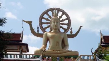 KO SAMUI, THAILAND - 26 Şubat 2020: Koh Samui, Tayland 'daki Wat Phra Yai Tapınağı Büyük Altın Buda Heykeli' ne merdivenler.