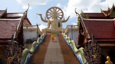 KO SAMUI, THAILAND - 26 Şubat 2020: Koh Samui, Tayland 'daki Wat Phra Yai Tapınağı Büyük Altın Buda Heykeli' ne merdivenler.