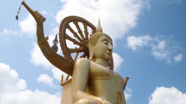 KO SAMUI, THAILAND - FEBRUARY 26, 2020: Schody k soše velkého zlatého Buddhy, Wat Phra Yai chrám na koh Samui, Thajsko. — Stock video