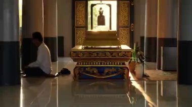 KO SAMUI, THAILAND - 26 Şubat 2020: Wat Bo Phuttharam 'da dua eden keşiş Luang Phor Thuad' ın heykeli, koh Samui, Tayland