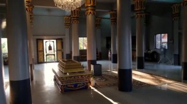 KO SAMUI, THAILAND - 26 Şubat 2020 Wat Khao Hua Jook, insanlar altın tapınağın içinde dua ediyorlar, Koh Samui, Tayland 