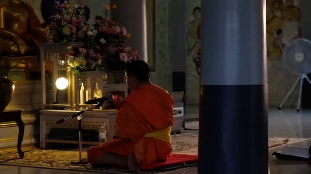 KO SAMUI, TAILANDIA - 26 DE FEBRERO DE 2020: Wat Khao Hua Jook, la gente reza dentro del templo de oro, pagoda en koh Samui, Tailandia — Vídeo de stock