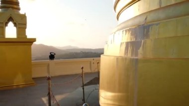 KO SAMUI, THAILAND - 26 Şubat 2020 Wat Khao Hua Jook, Golden Temple pagoda, koh Samui, Tayland 