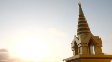 KO SAMUI, THAILAND - 26 Şubat 2020 Wat Khao Hua Jook, Golden Temple pagoda, koh Samui, Tayland 