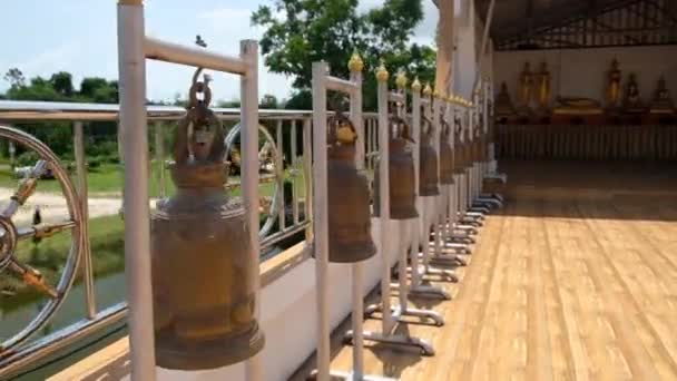 KO SAMUI, THAILAND - FEBRUARY 26, 2020: Socha modlícího se mnicha Luang Phora Thuada ve Wat Bo Phuttharam, koh Samui, Thajsko v malebném zeleném parku — Stock video