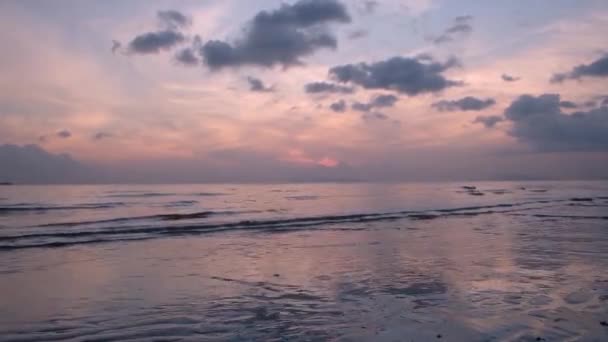 Red sunsets over sea. The sun touches horizon. Red sky, pink sun and amazing sea. Summer sunset seascape. Tropical Ocean beach sunsets. Fantastic natural sunshine. — Stock Video