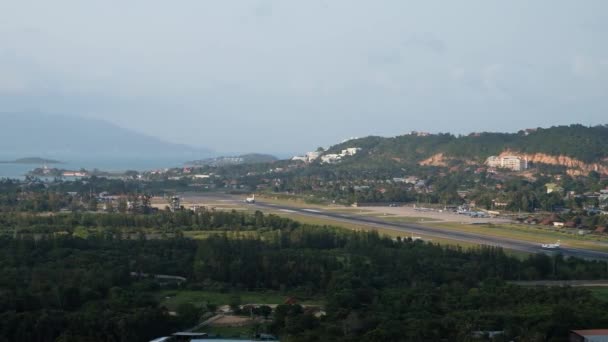 A gép felszáll a kifutópályáról. Koh Samui, Thaiföld. Repülőtér a szigeten. — Stock videók