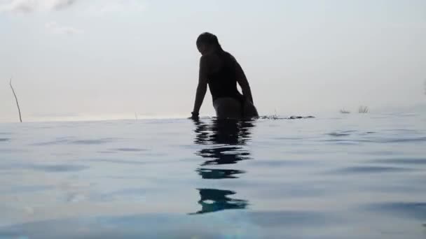 Nő pihentető végtelen medence nézi a kilátást — Stock videók
