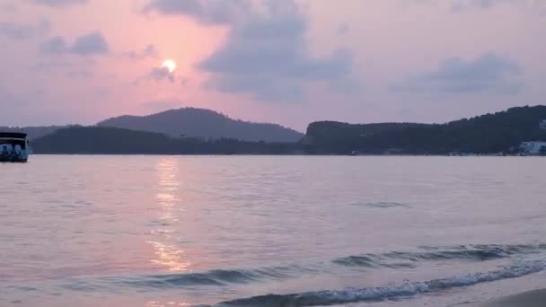 Geweldige zonsopgang boven het tropische strand. Gele zon boven zee. Oranje kleurt golven. Natuur achtergrond. Mooie serene scène. Goedemorgen. Zonlicht weerkaatst op wateroppervlak — Stockvideo