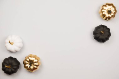  Altın Parlak Dekoratif Balkabaklı Moda Cadılar Bayramı Çerçevesi. Düz konum, üst görünüm moda tatil konsepti.