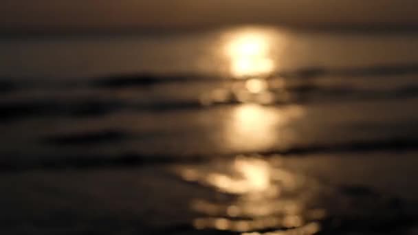 Χρυσά ηλιοβασιλέματα πάνω στη θάλασσα. Ο ήλιος αγγίζει τον ορίζοντα. Καταπληκτική θάλασσα. Καλοκαίρι ηλιοβασίλεμα θαλασσογραφία. Ηλιόλουστη παραλία του τροπικού ωκεανού. Φανταστικός φυσικός ήλιος. — Αρχείο Βίντεο