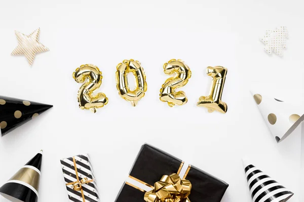 Feliz Año Nuevo 2021 celebración. Globos dorados numeral 2020 sobre fondo blanco —  Fotos de Stock
