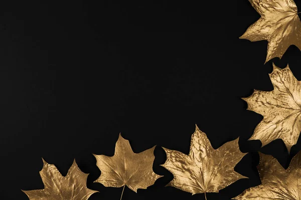 Kompozycja jesienna. Ramka wykonana z jesiennych liści złotego klonu na czarnym tle. Płaskie ułożenie, widok z góry, przestrzeń do kopiowania — Zdjęcie stockowe