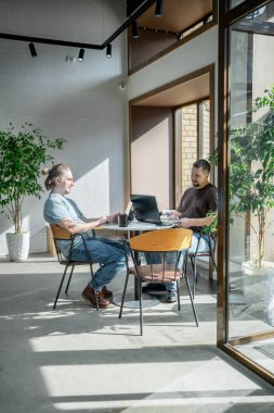 Proje ve programlama üzerine çalışan yazılım mühendisleri. İş adamları konsepti. Yüksek kalite fotoğraf