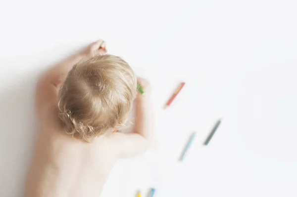 Bebe Fille Dessin Avec Crayons Colores Sur Fond Blanc Petite Fille Mignonne D Dessin Illustration Vue Dessus Sur Le Sol Personne Jouer Stock Photo Bebe Fille Dessin Avec Crayons Colores Sur Fond Blanc Petite Fille Mignonne D Dessin Illustration Vue Dessus Sur Le Sol Personne Jouer Stock Photo