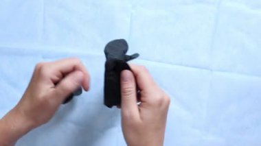 Siyah tıbbi eldiven giyen doktorların yakın çekimleri. Eczacı, terapist ya da eldiven takan doktor. Tıbbi ve sağlık hizmetleri konsepti. Doktorun ellerine yakın çekim. Üst Manzara. Birinci kişi görünümü