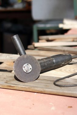 Açı öğütücüler, inşaat ve onarım için elektrikli aletler. Sert materyalleri kesip öğütmek için bir araç. Kablosu olan eski bir kıyma makinesi. Ülkedeki tamirat işleri. Metal diskle öğütücü