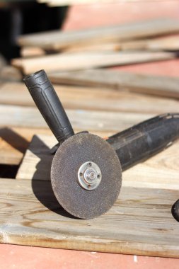 Açı öğütücüler, inşaat ve onarım için elektrikli aletler. Sert materyalleri kesip öğütmek için bir araç. Kablosu olan eski bir kıyma makinesi. Ülkedeki tamirat işleri. Metal diskle öğütücü