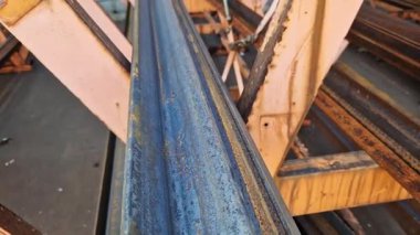 Metal bir depoda kızgın metal açısı, seçici odaklanma. İnşaat malzemeleri. Metal açılar üst üste yığılmış. İnşaat malzemeleri deposu. Onarım ve inşaat kavramı