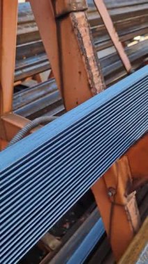 Metal bir depoda kızgın metal açısı, seçici odaklanma. İnşaat malzemeleri. Metal açılar üst üste yığılmış. İnşaat malzemeleri deposu. Onarım ve inşaat kavramı