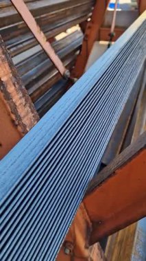 Metal bir depoda kızgın metal açısı, seçici odaklanma. İnşaat malzemeleri. Metal açılar üst üste yığılmış. İnşaat malzemeleri deposu. Onarım ve inşaat kavramı