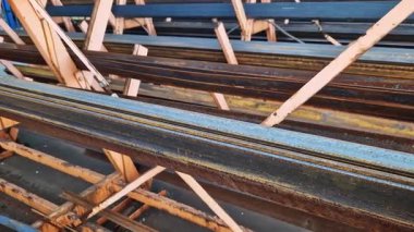 Metal bir depoda kızgın metal açısı, seçici odaklanma. İnşaat malzemeleri. Metal açılar üst üste yığılmış. İnşaat malzemeleri deposu. Onarım ve inşaat kavramı