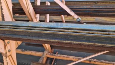 Metal bir depoda kızgın metal açısı, seçici odaklanma. İnşaat malzemeleri. Metal açılar üst üste yığılmış. İnşaat malzemeleri deposu. Onarım ve inşaat kavramı