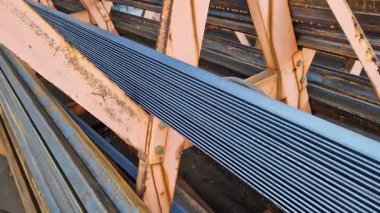 Metal bir depoda kızgın metal açısı, seçici odaklanma. İnşaat malzemeleri. Metal açılar üst üste yığılmış. İnşaat malzemeleri deposu. Onarım ve inşaat kavramı