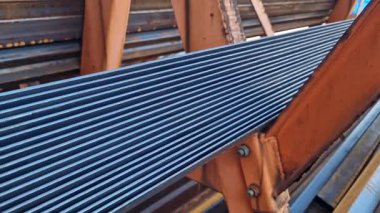 Metal bir depoda kızgın metal açısı, seçici odaklanma. İnşaat malzemeleri. Metal açılar üst üste yığılmış. İnşaat malzemeleri deposu. Onarım ve inşaat kavramı