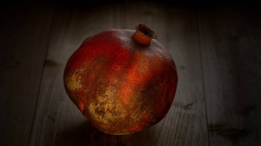 Ahşap arka plan - natürmort concep karşı bir bütün (bütün) nar meyve