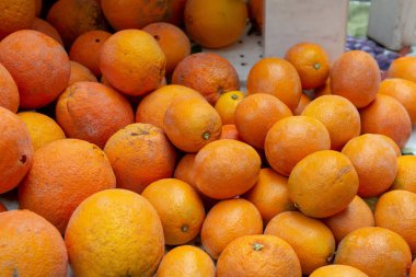 Satılık - Çiftlik tablo kavramı bir çiftçi pazarda portakal