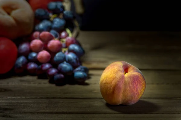 Balde Frutas Sortidas Virou Pêssego Derramando Dele Mesa Madeira Contra — Fotografia de Stock