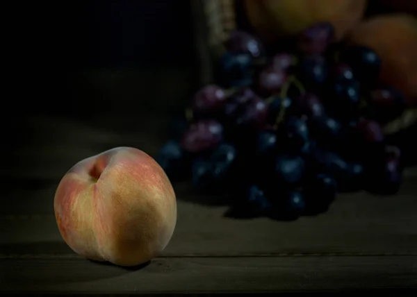 Accent Sélectif Sur Pêche Avec Seau Fruits Variés Retournés Arrière — Photo