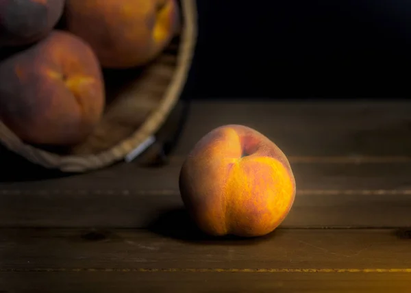 Emmer Perziken Omgedraaid Met Een Perzik Vloeistof Daaruit Houten Tafel — Stockfoto