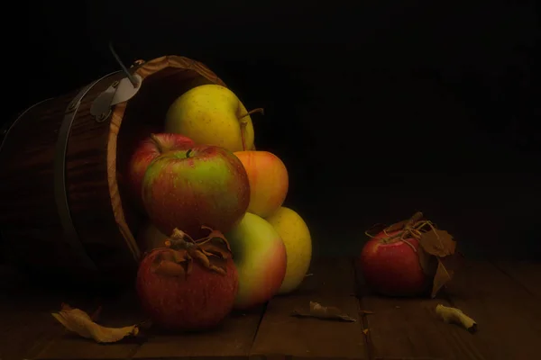 Seau Bois Pommes Assorties Retournées Avec Des Pommes Débordant Beaucoup — Photo