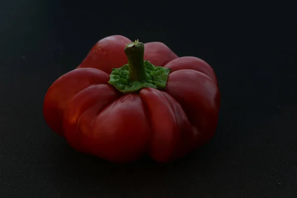 黒背景食品静物のカボチャのよう形をした赤唐辛子 — ストック写真