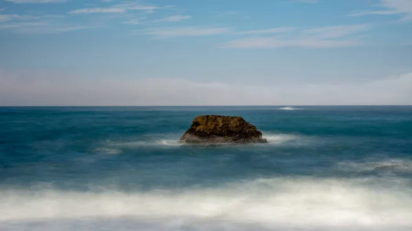 青い海と空 十分なコピー スペース抽象的な構成を備えたボデガ ベイ長時間露光による海の岩 — ストック写真