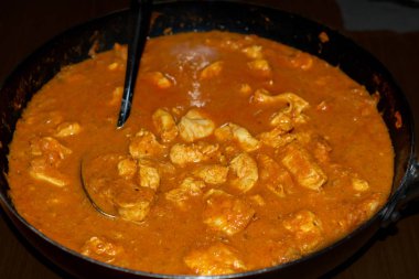 Yemek pişirme ve taze Yasası düşündüren bir kaşıkla bir soba üstünde derin tavada tavuk tikka masala yaptım