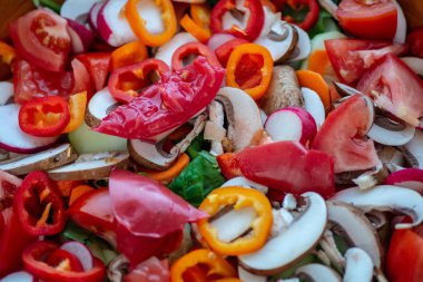 Organik karma ıspanak, mantar, domates, turp ve dolmalık biber salata yakın çekim üst görüntüleme