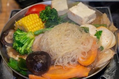 Pirinç Noodle Tawanese vejetaryen ot yemeye hazır kaynar, akşam yemeği açı, yakın çekim tarih seçici odak