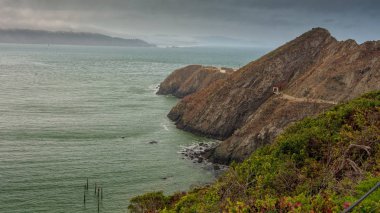 Tipik bir bulutlu ve sisli gün San Francisco Bay giriş noktası Bonita Lighthouse için yolda. 
