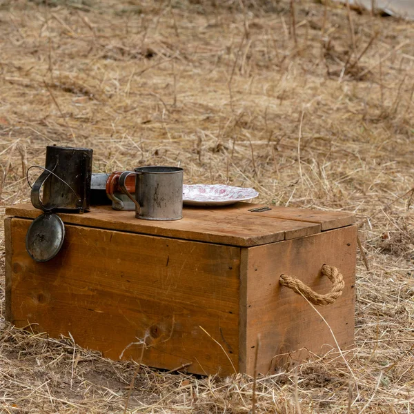 Drewniane Pudełko Zewnątrz Uchwytem Liny Suchej Trawy Rocznika Naczynia Górze — Zdjęcie stockowe