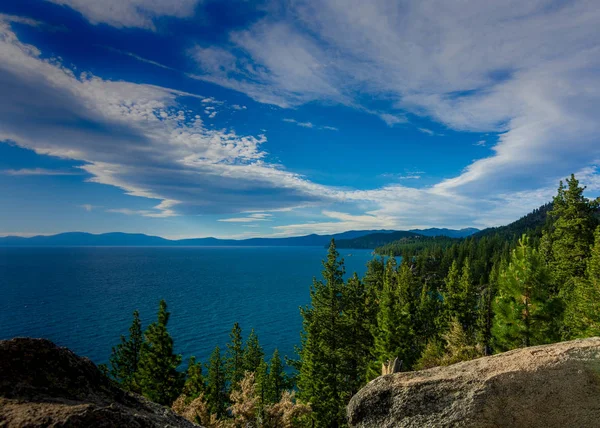 Θέα Στη Βόρεια Ακτή Της Λίμνης Tahoe Από Κοντά Μπονσάι — Φωτογραφία Αρχείου