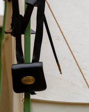 Duncan Mills, Ca - 15 Temmuz 2018: Ordusuna siyah deri kartuş kutusu asılı bir tuval çadır önünde, iç savaş gün itibariyle Duncans fabrikalarında. Bu olay büyük biridir Batı kıyısında ve her yıl olur